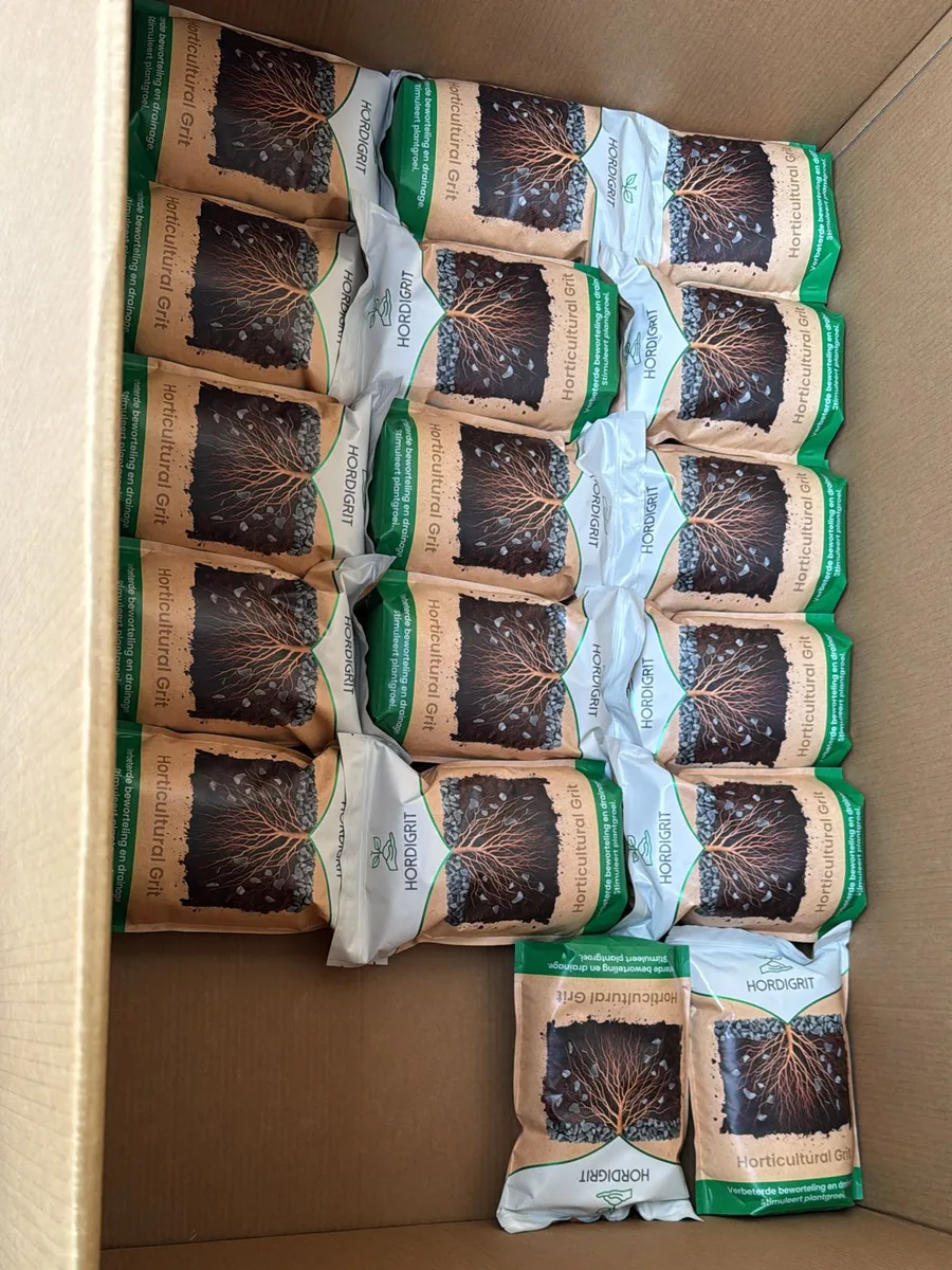 Open doos vol zakken Hordigrit, klaar voor de eerste pallet